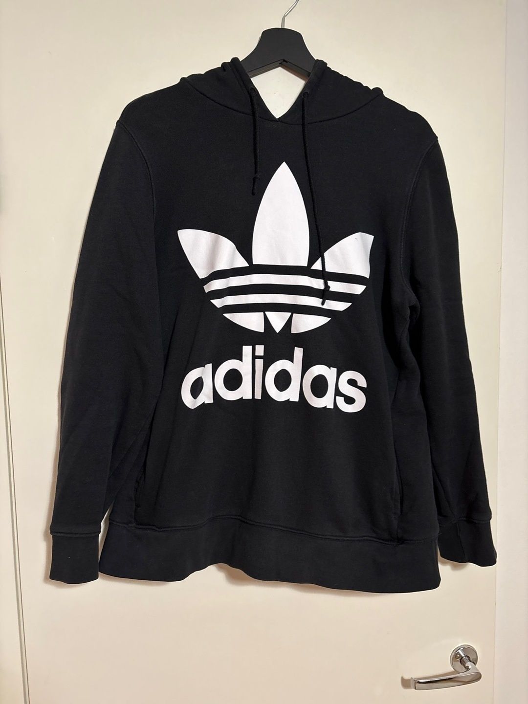 Adidas äitiyshuppari