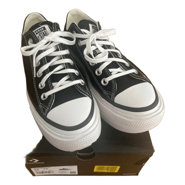 Mustat Converse tennarit