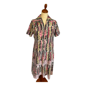 Kukkakuvioinen vintage-mekko