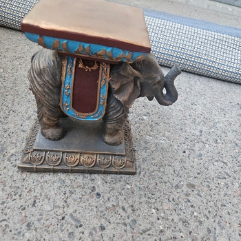 Elefanttikoristeen pieni pöytä