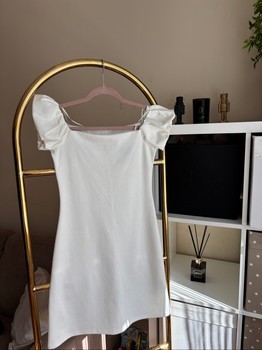 White puff sleeve dress