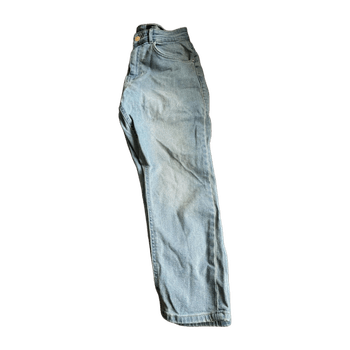 Noisay may jeans