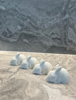 Keturios triušių statulėlės iš cemento