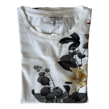 Desigual. White t-shirt with flower details.