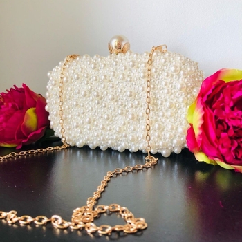 Ylellinen helmilaukku bag