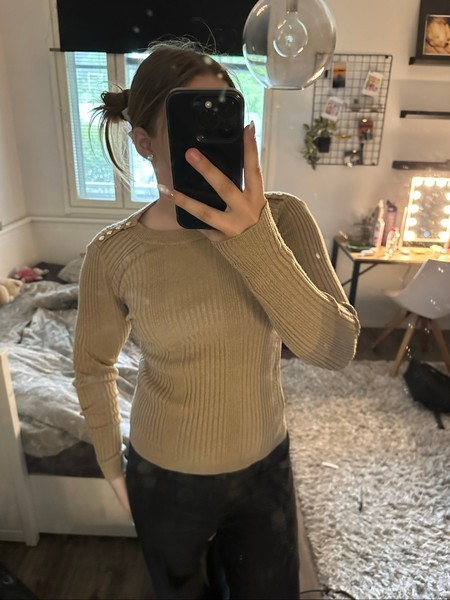 Beige neulepusero