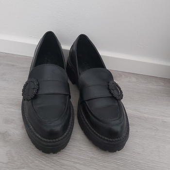 Mustat nahkaiset loafer-kengät