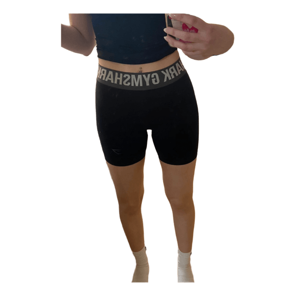 Mustat Gymshark urheilushortsit