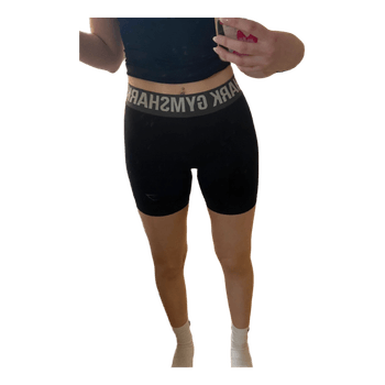 Mustat Gymshark urheilushortsit