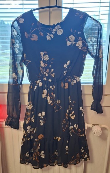 Musta kukkakuvioinen mekko
