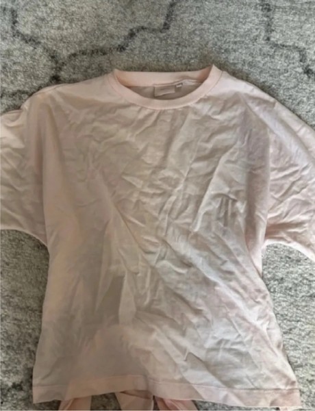 Ljusrosa t-shirt med knytning