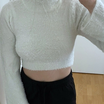 Valkoinen pörröinen poolokaulus crop neule S – cozy / trendikäs / talvi