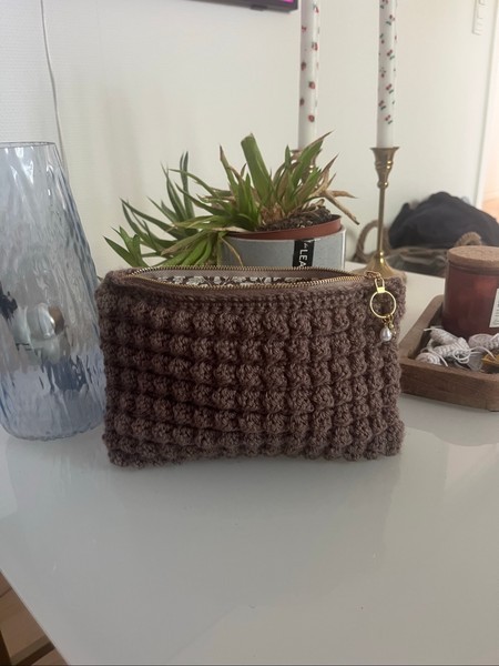 Brun hæklet clutch