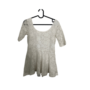 valkoinen pitsitoppi