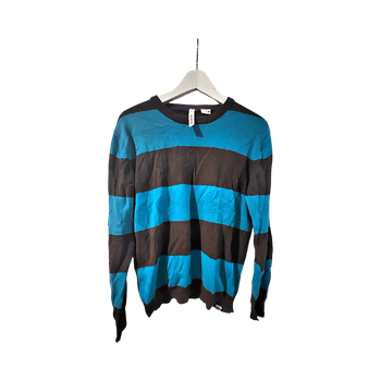 Sininen ja ruskea raidallinen neule