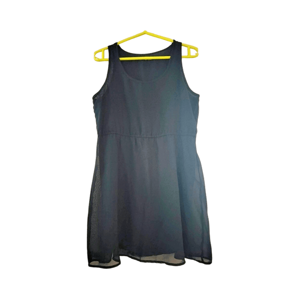 Musta hihaton mekko 