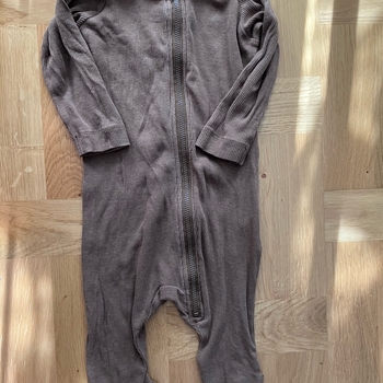 ruskea vauvan pyjama