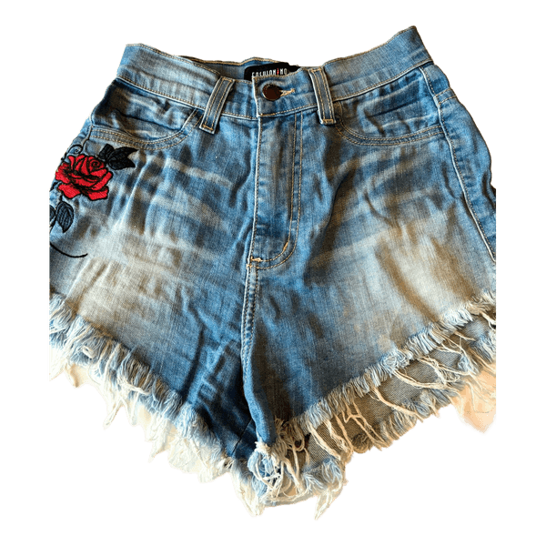 Fashion Nova farkkushortsit