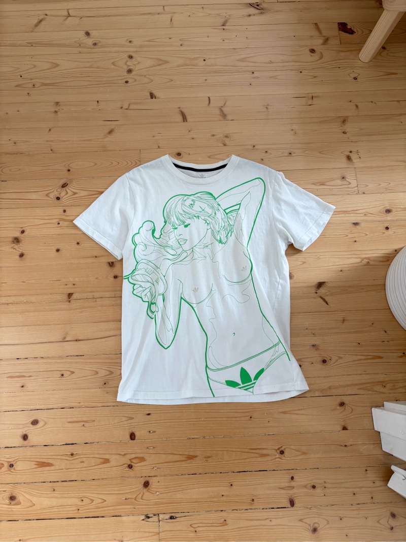 Adidas vintage graphic print t-shirt