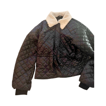 Mustapohjainen takki vaalealla kauluksella