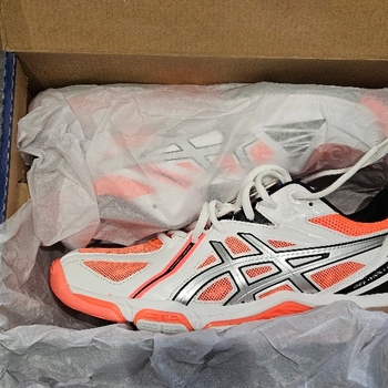 uusi käyttämätön asics tennarit