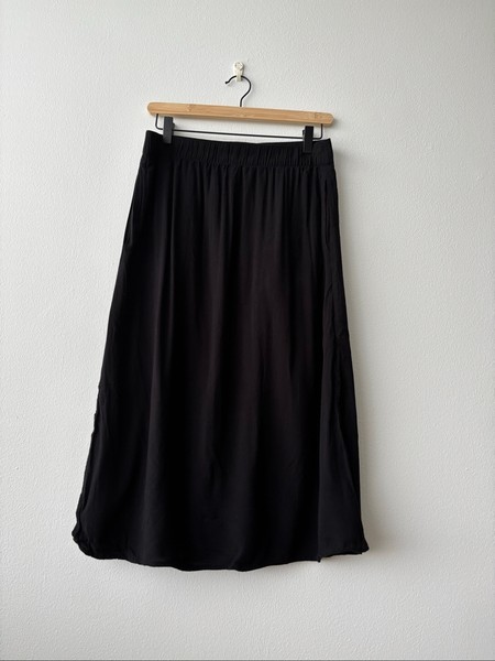Black skirt with pockets
