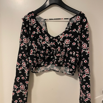 Musta kukkainen pitkähihainen crop top