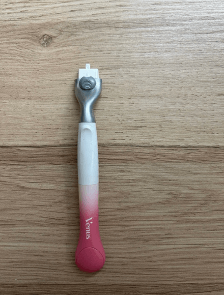 Venus Pink / White Razor Blade Handle