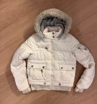 Valkoinen untuvatakki hupulla