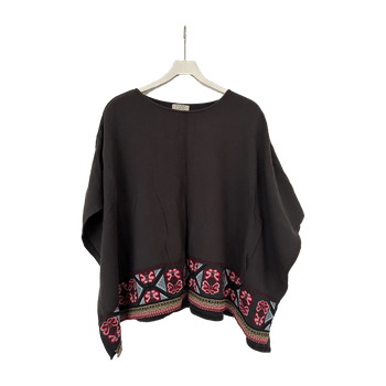 Musta kirjailtu poncho