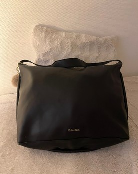 Musta Calvin Klein tilava laukku