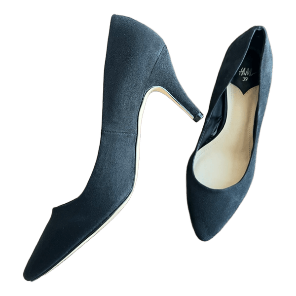 Elegant H&M black faux suede heels with a mid heel.