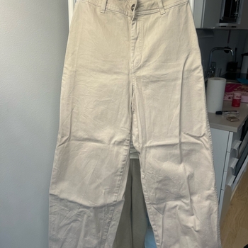 beige leveälahkeiset housut