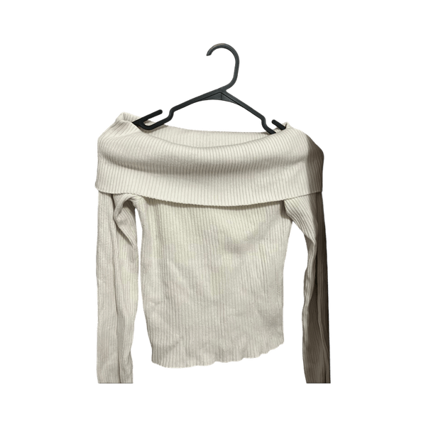valkoinen off-shoulder neule