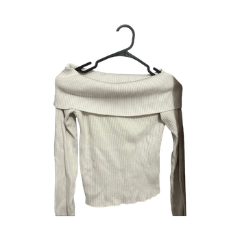 valkoinen off-shoulder neule