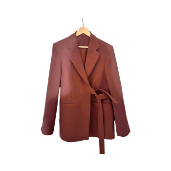 Burgundy bleiseri vyöllä