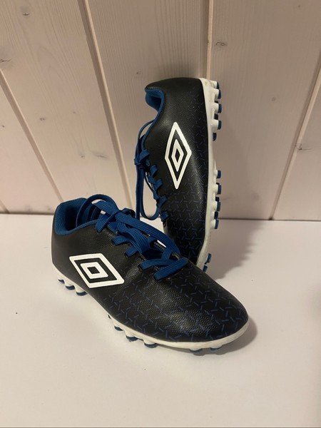 Umbro jalgpallijalatsid / puutsad 30