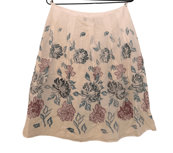 Hvid blomstret nederdel
