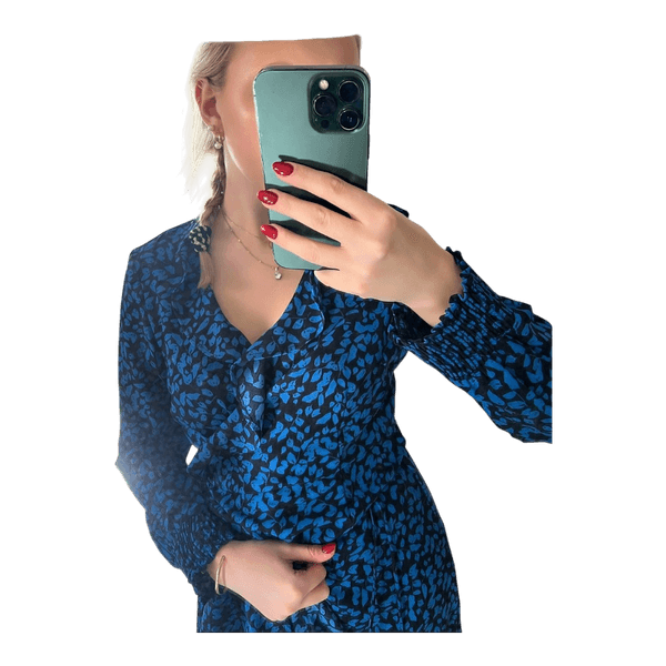 Blå mönstrad omlottklänning