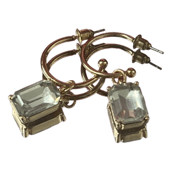 Kultaiset korvarenkaat kivillä