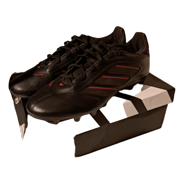 Mustat Adidas jalkapallokengät 46 copat