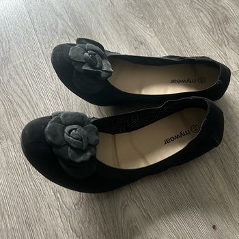 Musta kukkakoristeinen ballerinat