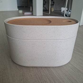Beige meikkisäilytin peilillä