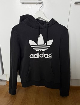 Musta Adidas huppari