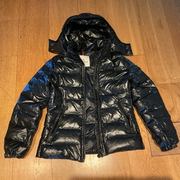 Moncler untuvatakki