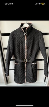 Juodi dygsniuoti striukė su diržu