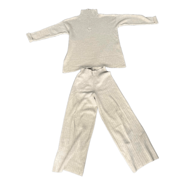 Beige strikket sæt