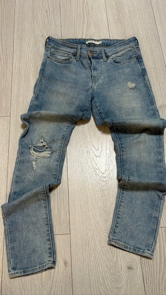 Levis šviesiai mėlyni džinsai