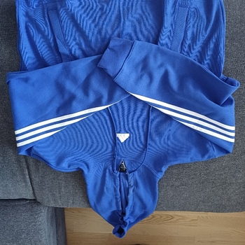 Violetti adidas huppari 