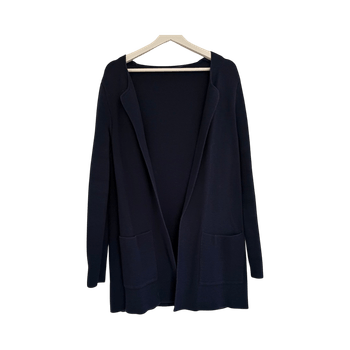 Tummansininen neuletakki